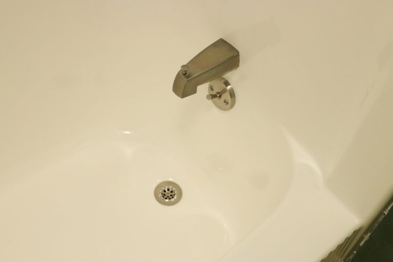 Bathtub Refinishing – How To Update Your Awful Tub Easily and Quickly the Right Way