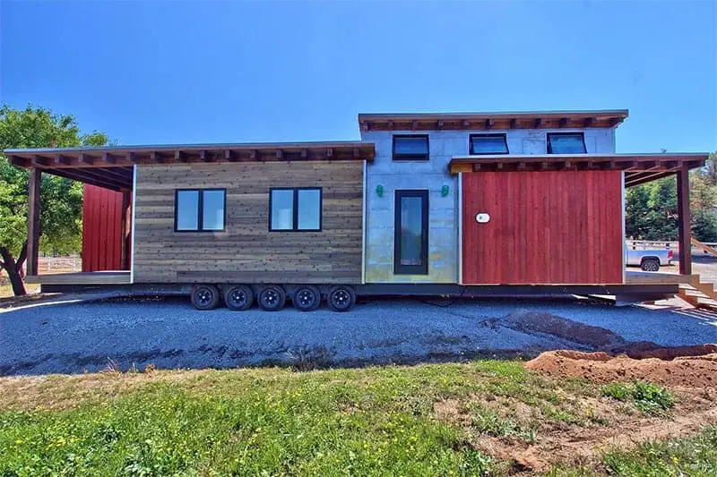 flat roof caboose on wheels