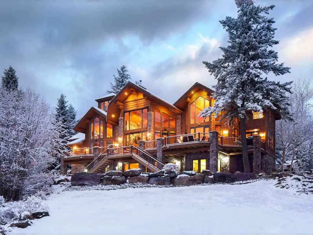 Picture of a home that is perfect for a ski vacation.