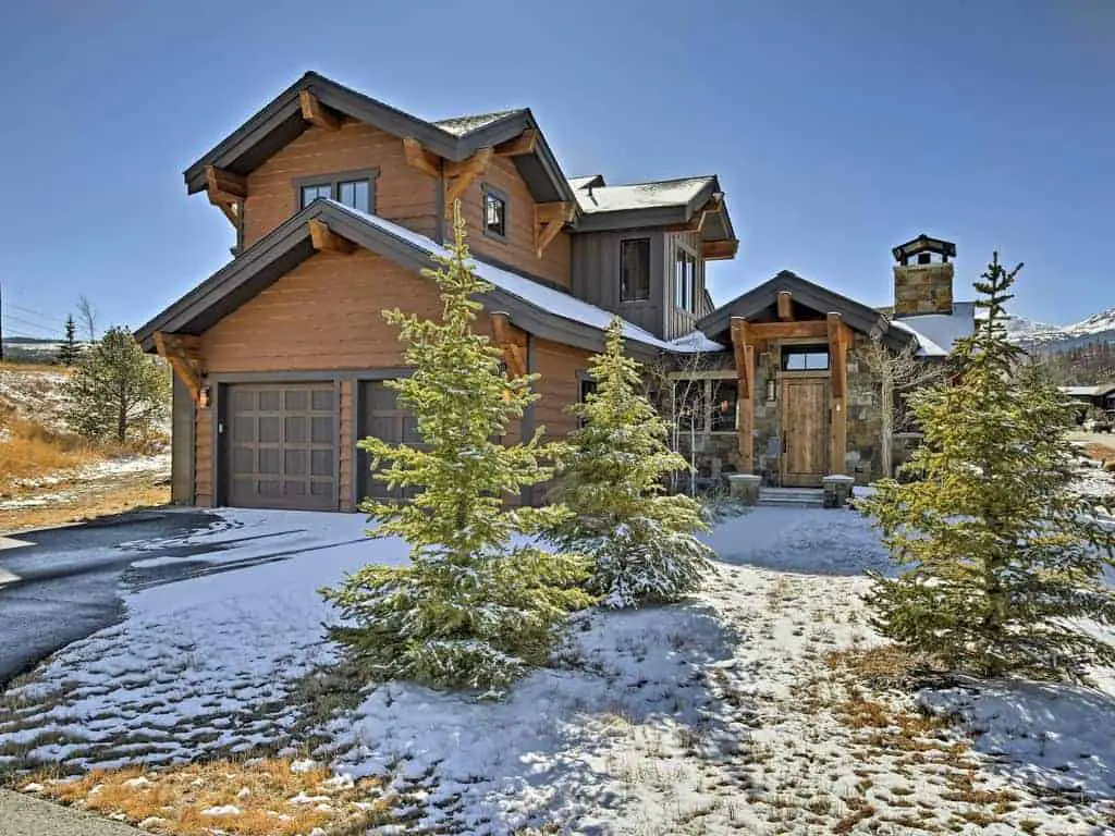 Picture of a beautiful ski vacation home exterior.