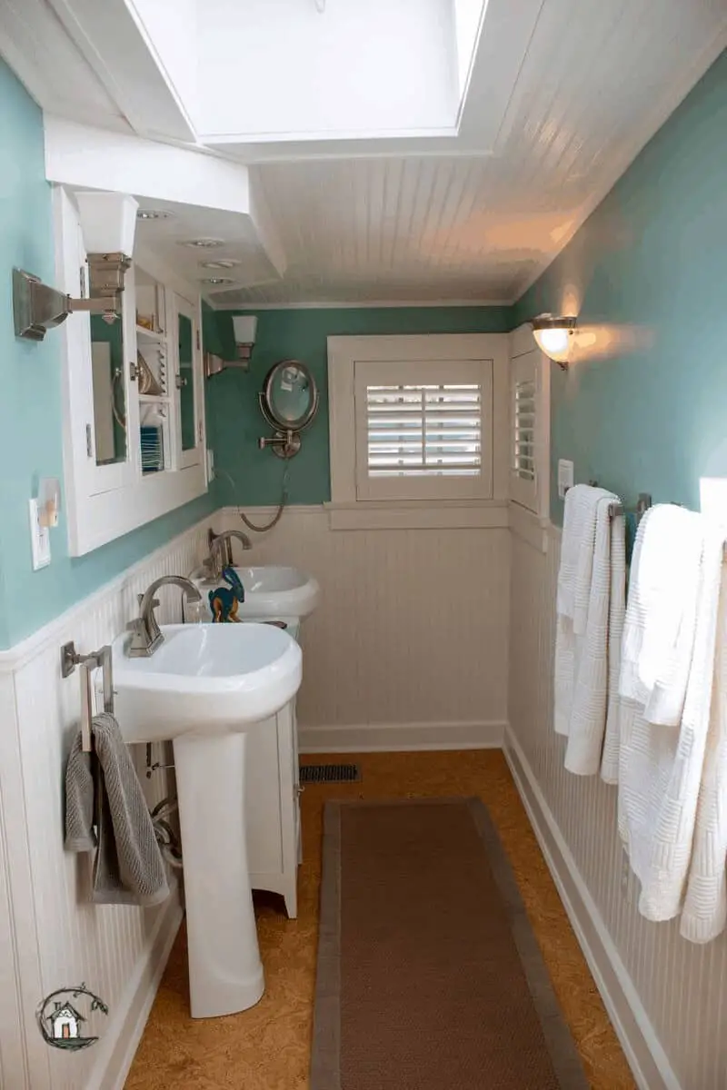Photo of blue and white bathroom on old house tour.