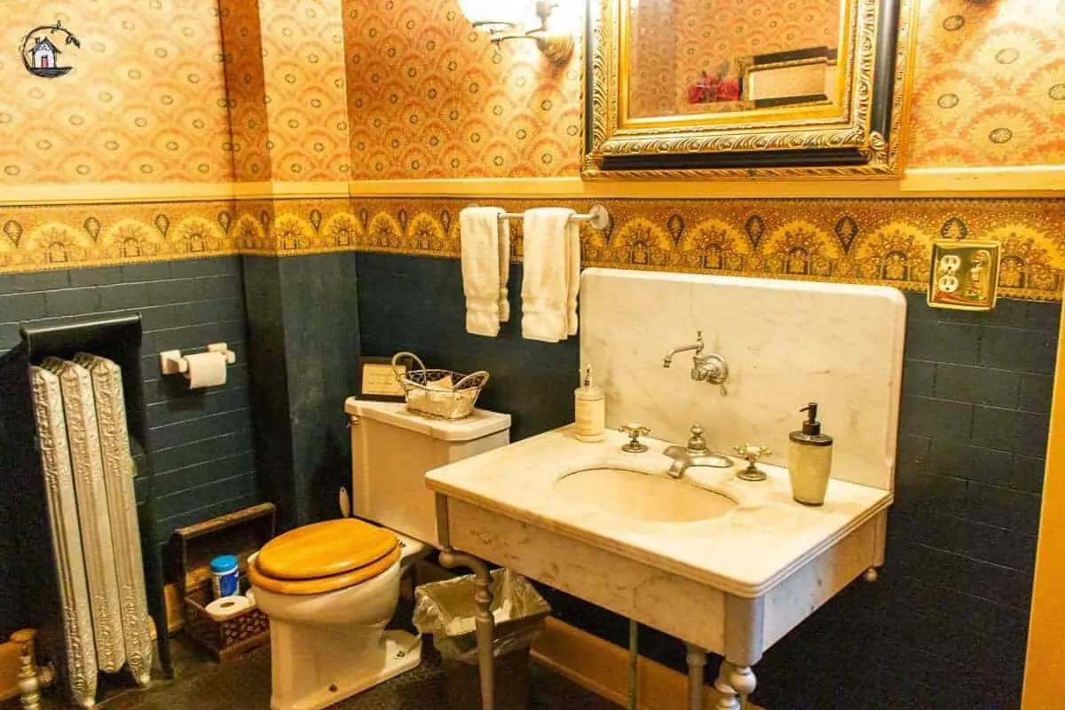 Photo of vintage bathroom in the Vrooman Mansion