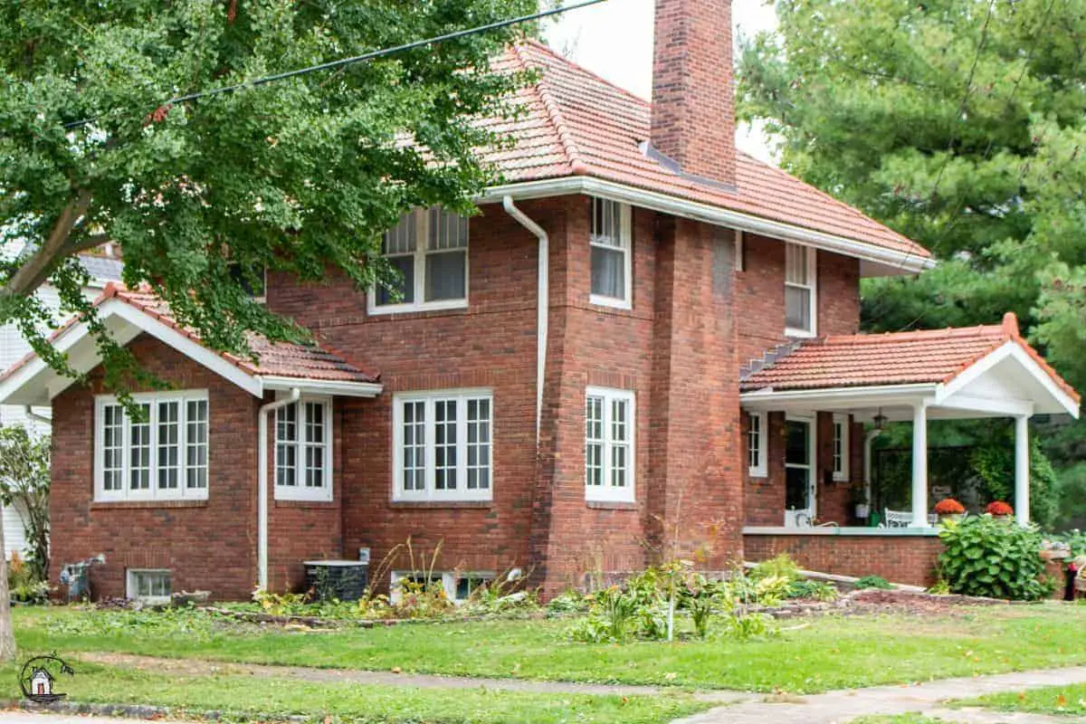 Photo of old red brick house with an important lesson for new houses. 