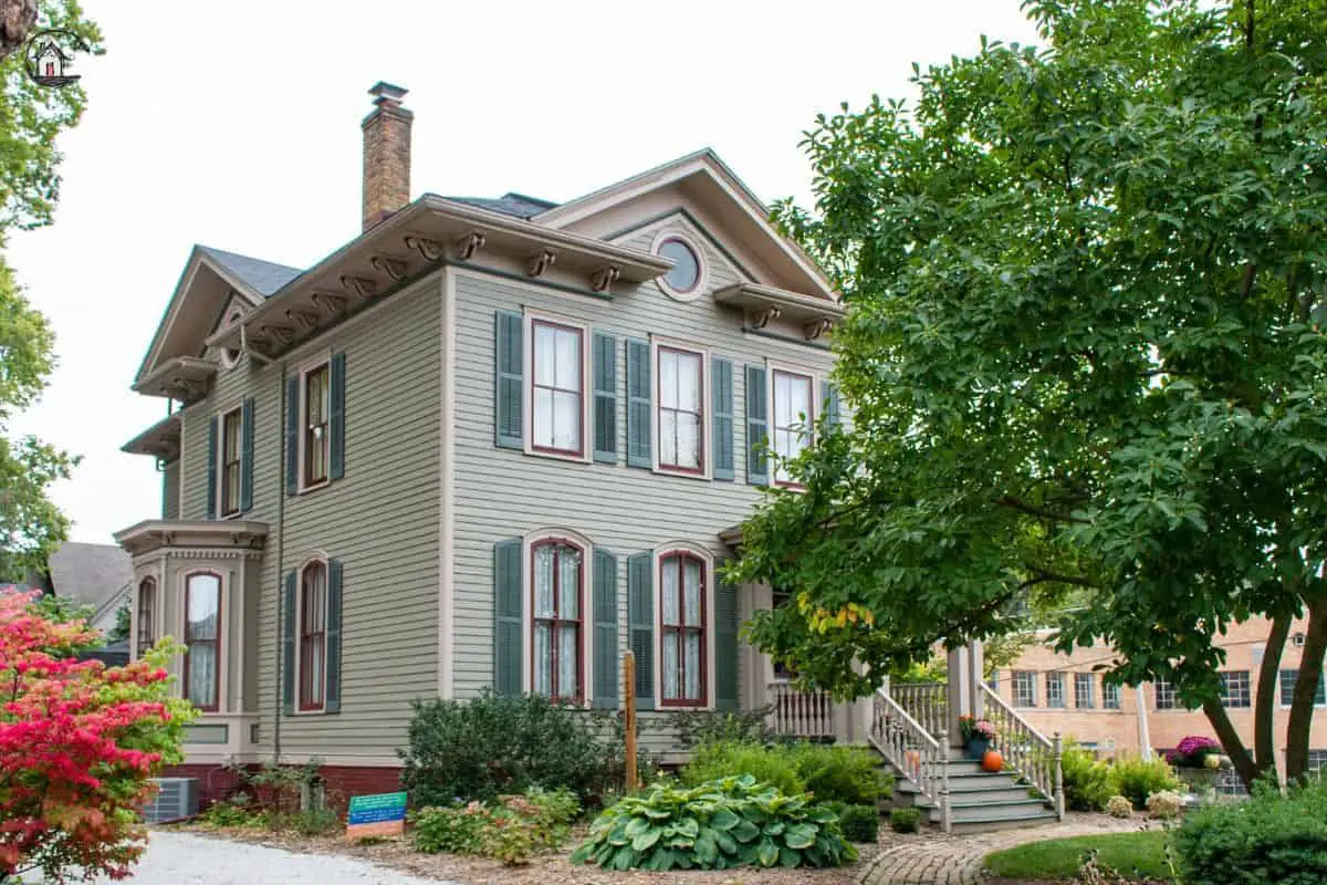 Photo of an old home, that represents an important lesson for new houses. 